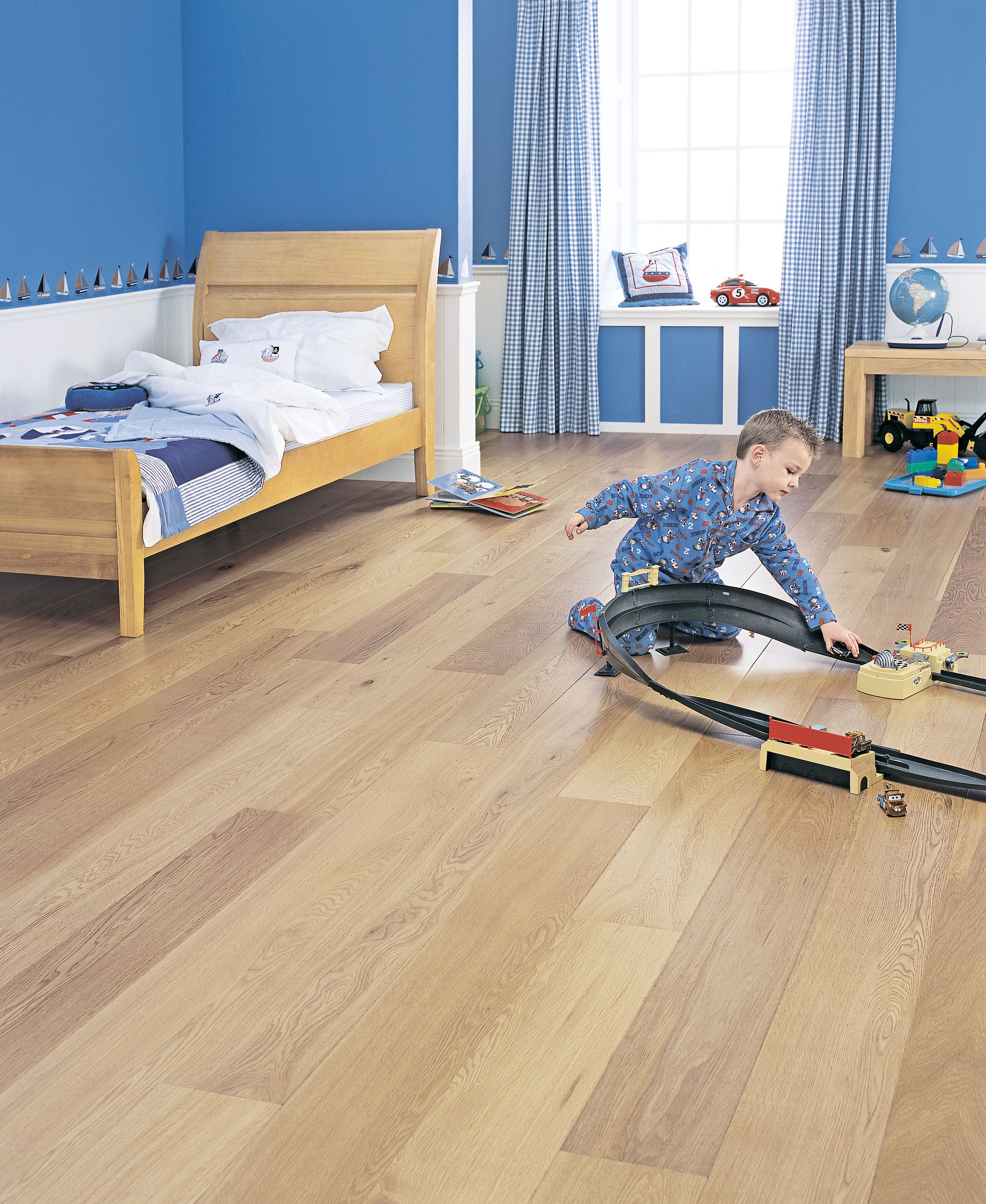 ENG RUST OAK child in bedroom H MR